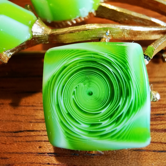Gold Tone and Green Swirl Acrylic Floral Brooch - Picture 8 of 13